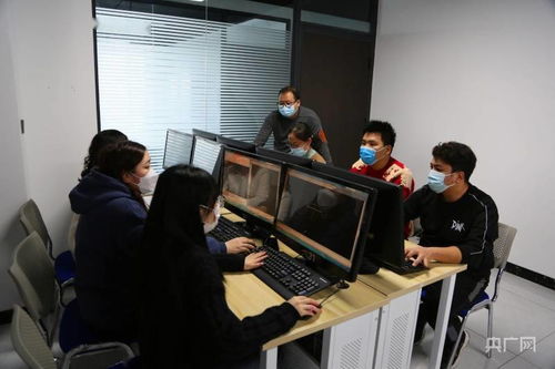 加強(qiáng)職業(yè)技能培訓(xùn)與信息技術(shù)咨詢服務(wù)，拓寬勞動(dòng)者就業(yè)渠道